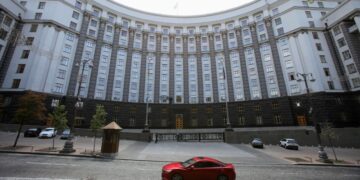 В Киеве загорелось здание кабмина, сообщили украинские СМИ