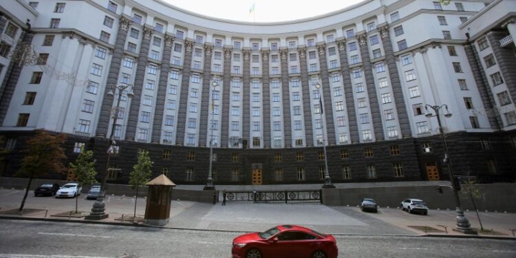 В Киеве загорелось здание кабмина, сообщили украинские СМИ