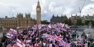 В Лондоне прошла акция правых против нелегальной миграции