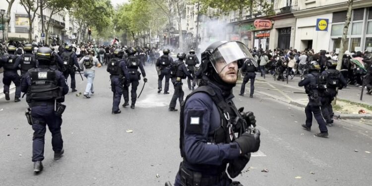 В МВД Франции назвали число пострадавших в ходе протестов правоохранителей