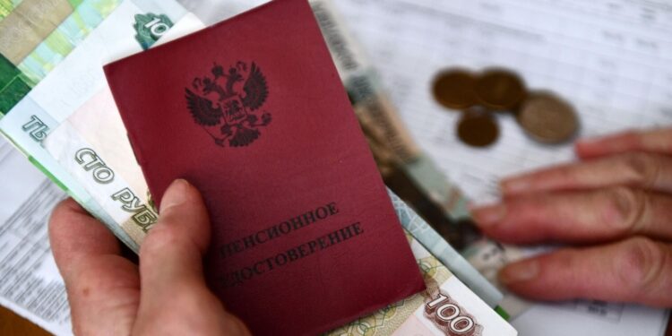 В России с 1 октября выросли военные пенсии и оклады госслужащих