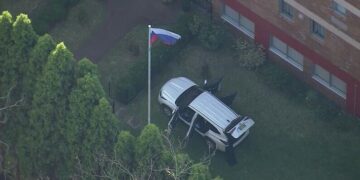 Ворота российского консульства в Сиднее протаранила машина