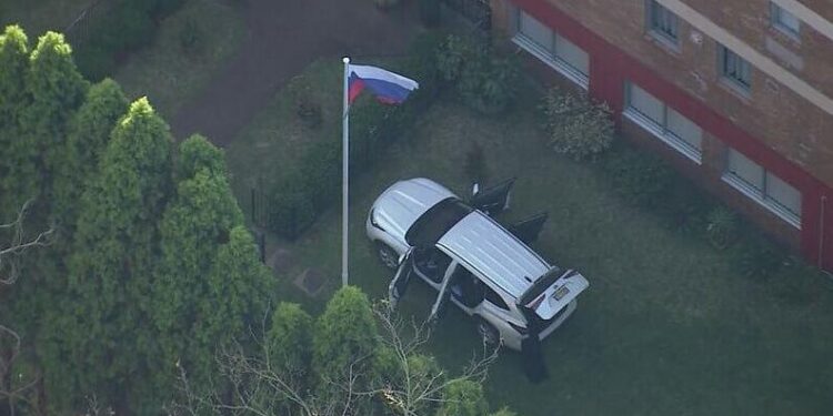 Ворота российского консульства в Сиднее протаранила машина