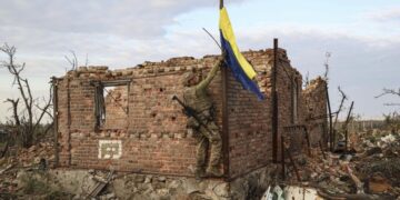 ВСУ в ЛНР пытались отступить через реку на надувных кругах, рассказал боец