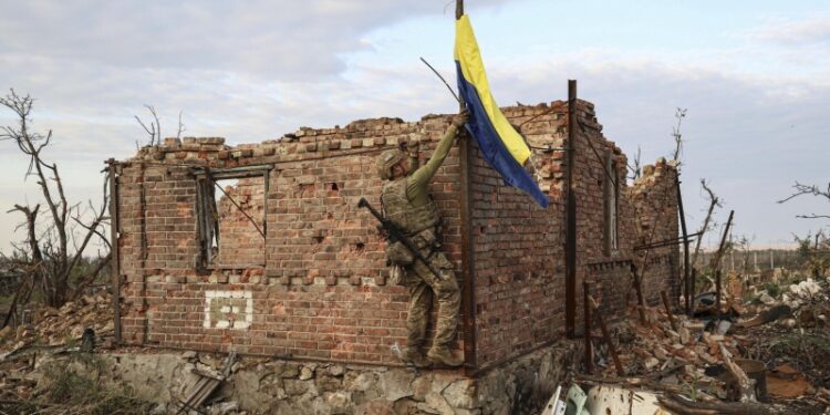 ВСУ в ЛНР пытались отступить через реку на надувных кругах, рассказал боец