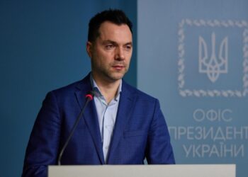 Арестович* не способен отражать точку зрения Киева, заявил Песков