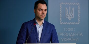 Арестович* не способен отражать точку зрения Киева, заявил Песков