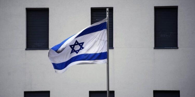 Более 1900 палестинцев освобождают из тюрем Израиля, пишут СМИ