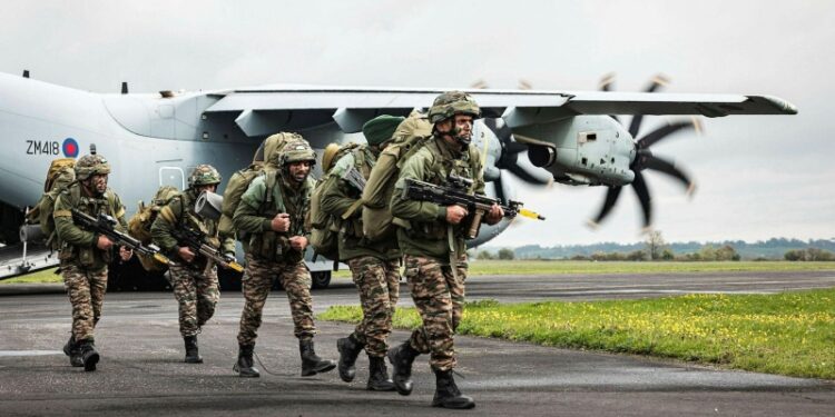 Британским военным разрешат сбивать дроны, угрожающие их базам, пишут СМИ