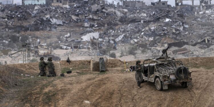 Два гроба с телами заложников привезли в Израиль из Газы