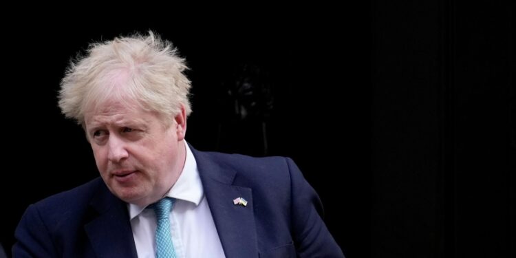 Джонсон призвал отправить на Украину военных