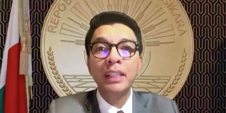 Канцелярия лидера Мадагаскара отрицает потерю им полномочий