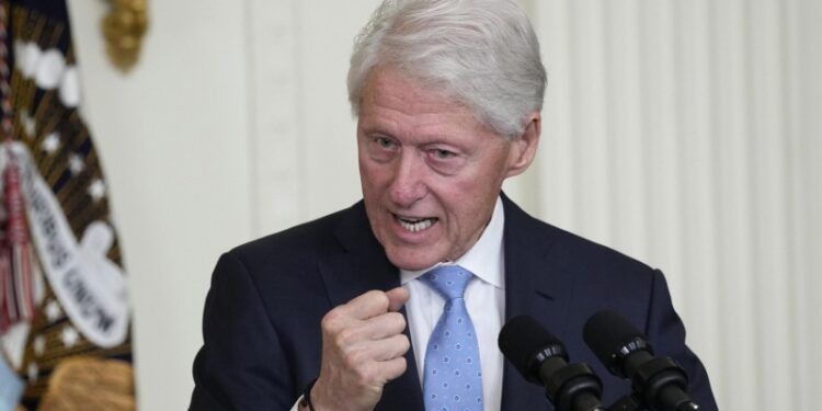 Клинтон поблагодарил Трампа за сделку по Газе