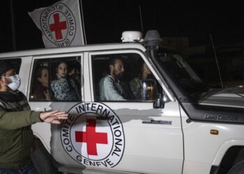 Красному Кресту передали группу освобожденных израильских заложников