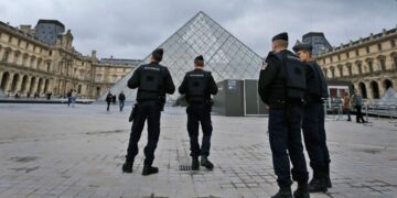 Ле Пен прокомментировала ограбление Лувра