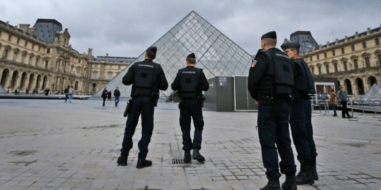 Ле Пен прокомментировала ограбление Лувра