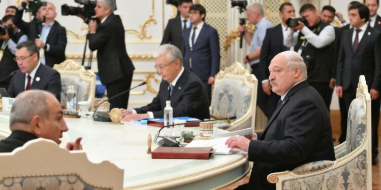 Лукашенко призвал страны СНГ видеть партнеров друг в друге