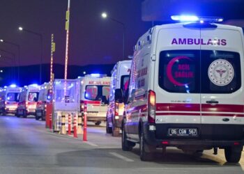 Под завалами обрушившегося в Турции дома остаются пять человек