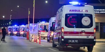 Под завалами обрушившегося в Турции дома остаются пять человек