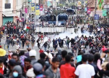 Президент Мадагаскара покинул страну на военном самолете, сообщают СМИ