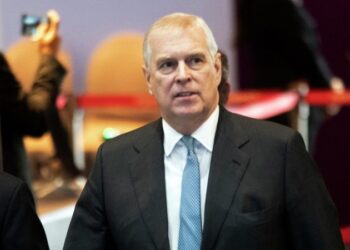 Принц Эндрю тайно общался с Эпштейном на тему секс-скандала, пишут СМИ