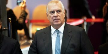 Принц Эндрю тайно общался с Эпштейном на тему секс-скандала, пишут СМИ