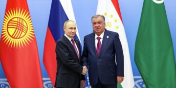 Путин пошутил, что президент Таджикистана морил его голодом
