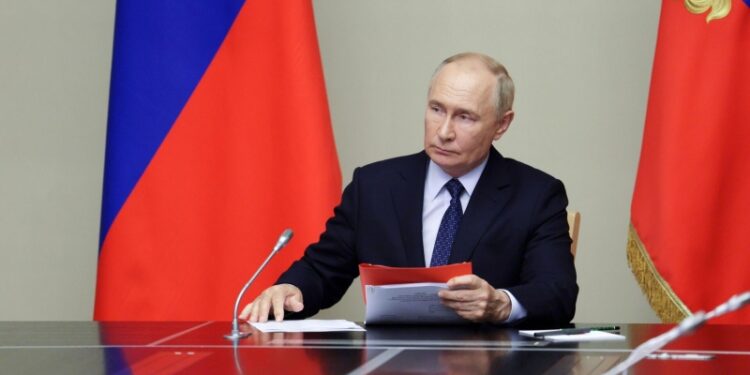 Путин после разговора с Трампом провел заседание с членами Совбеза