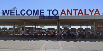 Российских туристов, застрявших в Анталье, доставили в аэропорт