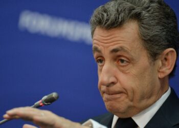 Саркози будет отбывать наказание в одиночной камере, сообщили СМИ