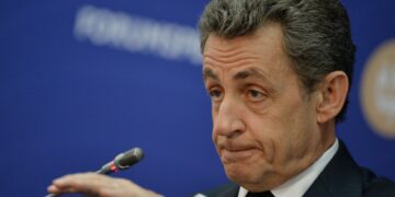 Саркози будет отбывать наказание в одиночной камере, сообщили СМИ