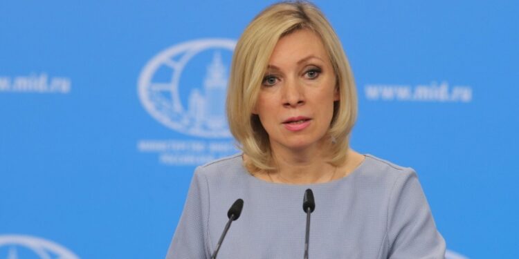 Сербию пытаются настроить против сотрудничества с Россией, заявила Захарова