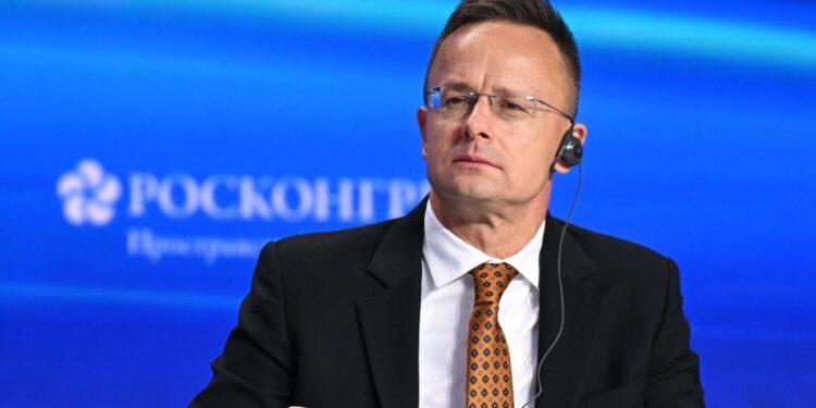 Сийярто прокомментировал слухи об отмене саммита России и США