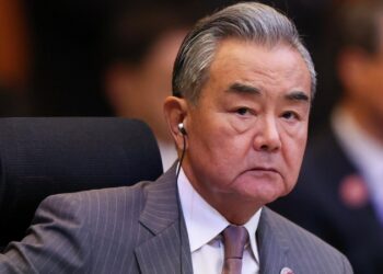 Система международных отношений сталкивается с вызовами, заявил Ван И