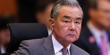 Система международных отношений сталкивается с вызовами, заявил Ван И