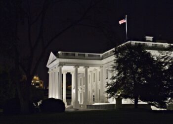 Сотни тысяч федеральных служащих в США не получат зарплату из-за шатдауна