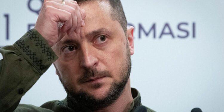 США устали слушать политические сказки Зеленского, считает Медведчук