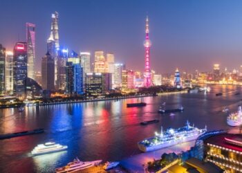 Суд в Китае одобрил развод женщине, которую муж столкнул со скалы