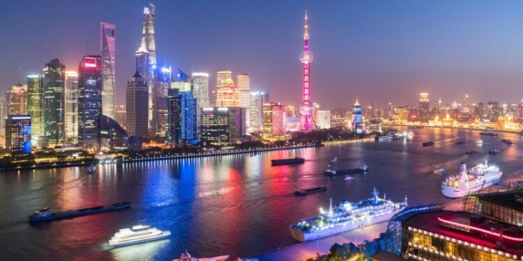 Суд в Китае одобрил развод женщине, которую муж столкнул со скалы