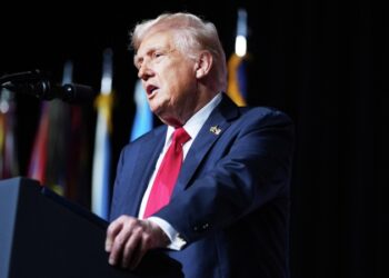 Трамп объяснил, почему не спотыкается на лестницах в отличие от Байдена