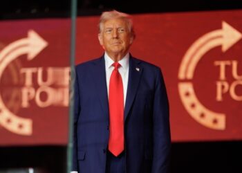 Трамп во вторник примет участие в посмертном награждении Кирка