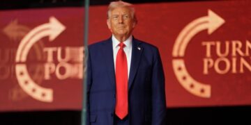 Трамп во вторник примет участие в посмертном награждении Кирка