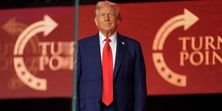 Трамп во вторник примет участие в посмертном награждении Кирка