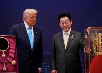 Трампу в Южной Корее подарили копию знаменитой золотой короны