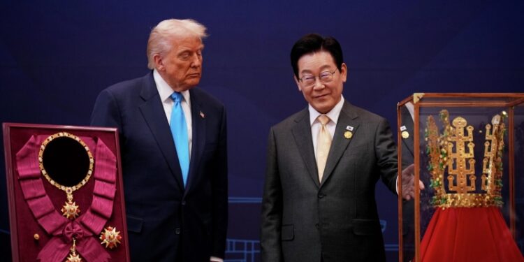 Трампу в Южной Корее подарили копию знаменитой золотой короны