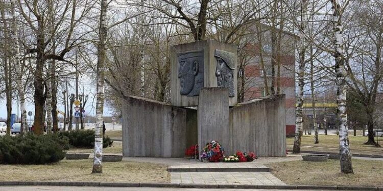 В Эстонии хотят демонтировать памятник советским солдатам