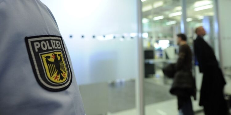 В Германии задержали мужчину за запуск дрона у аэропорта, пишут СМИ