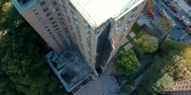 В Нью-Йорке частично обрушилось многоэтажное здание