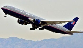 В США самолет экстренно сел после столкновения с неизвестным объектом