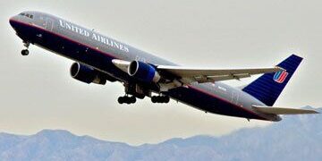 В США самолет экстренно сел после столкновения с неизвестным объектом